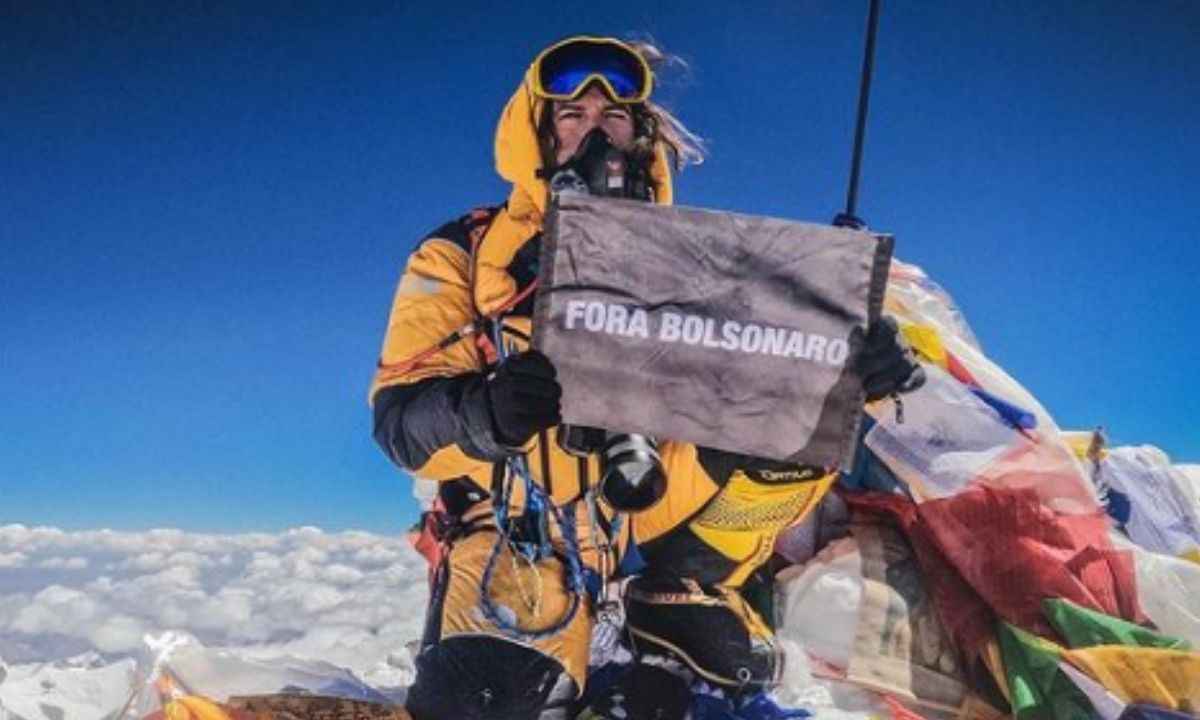 Brasileiro escala o Everest e abre faixa com 'Fora Bolsonaro' - Instagram/Reprodução 