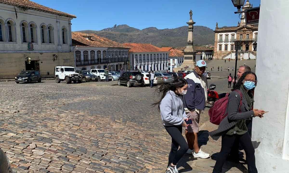 Para fugir do frio extremo, turistas buscam o sol em praça de Ouro Preto - Mateus Parreiras/EM/D.A.Press