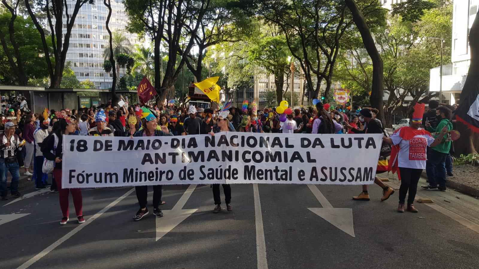'Bonde da Loucura': protesto pela saúde mental percorre ruas de BH - Túlio Santos/EM/D.A Press