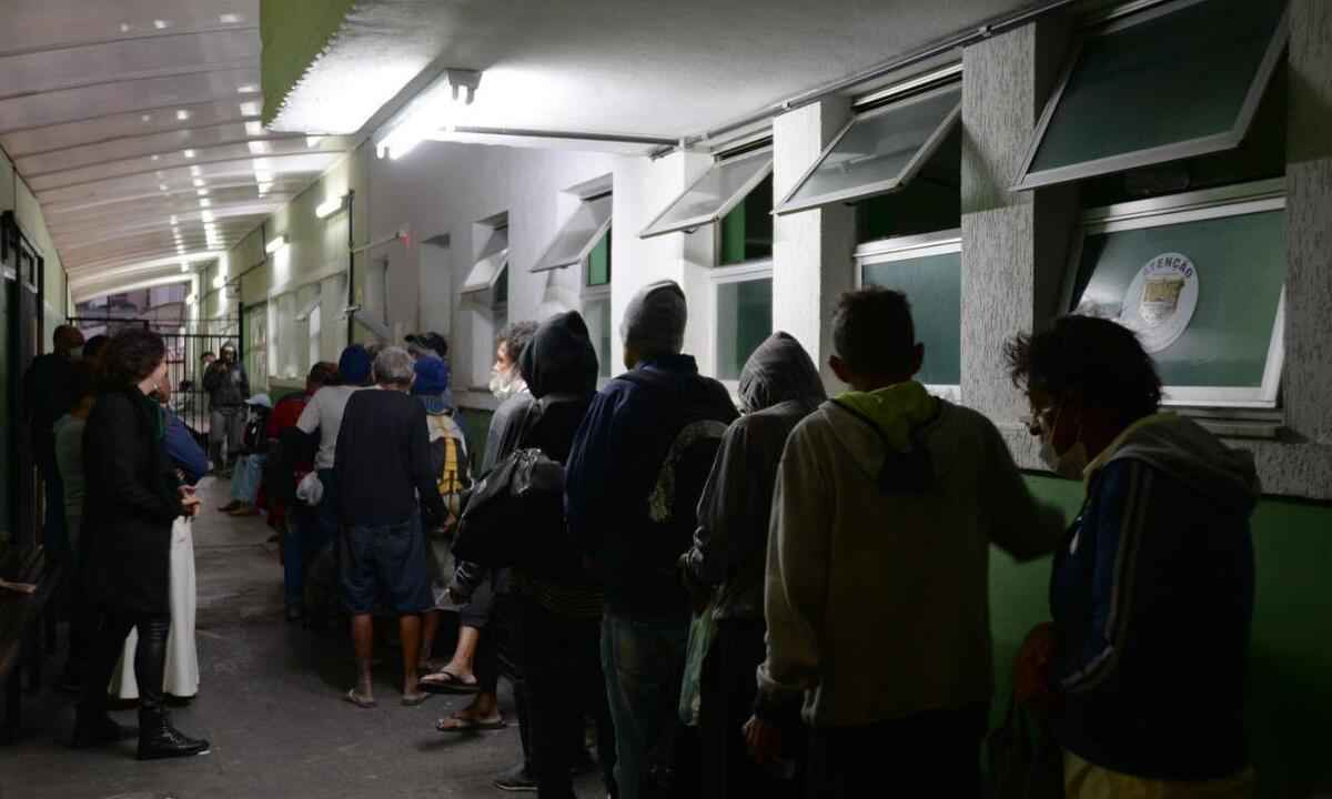 Frio lota abrigo para quem foge das baixas temperaturas nas ruas de BH - Túlio Santos/EM/D.A Press
