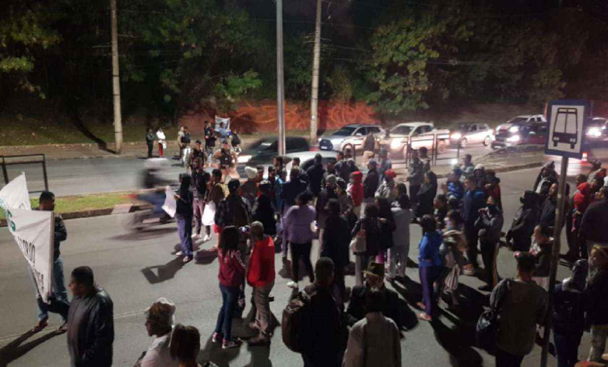 Manifestantes fecham Nossa Senhora do Carmo contra ação da Cemig - Túlio Santos/EM/D.A Press
