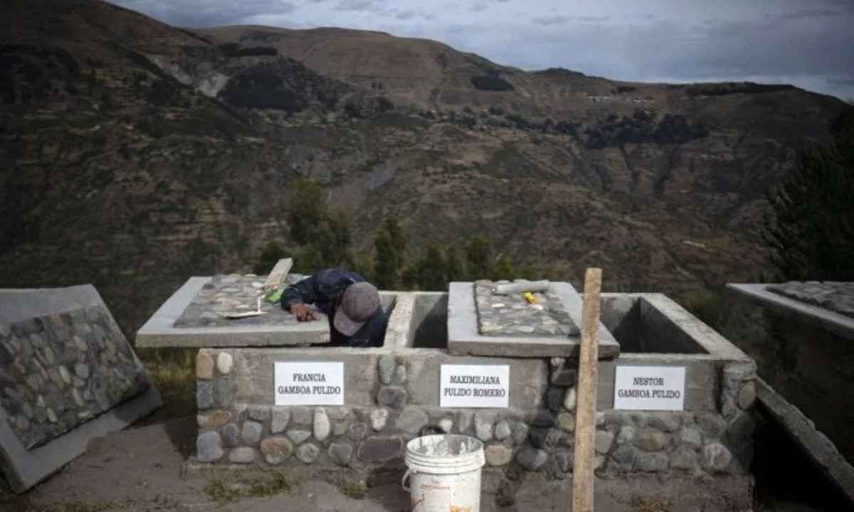 'Açougueiro dos Andes': vítimas são enterradas após 37 anos no Peru - ERNESTO BENAVIDES / AFP