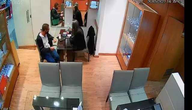 Assaltante levou 32 joias e 10 relógios de joalheria do ItaúPower Shopping -  Imagens/Reprodução