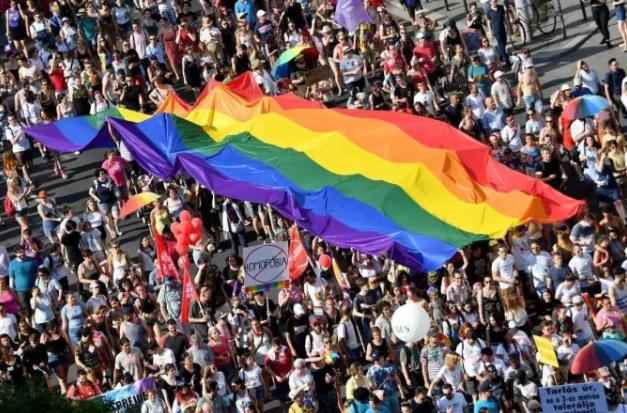 Pessoas transexuais enfrentam percalços para mudar o nome no Brasil - AFP / ATTILA KISBENEDEK