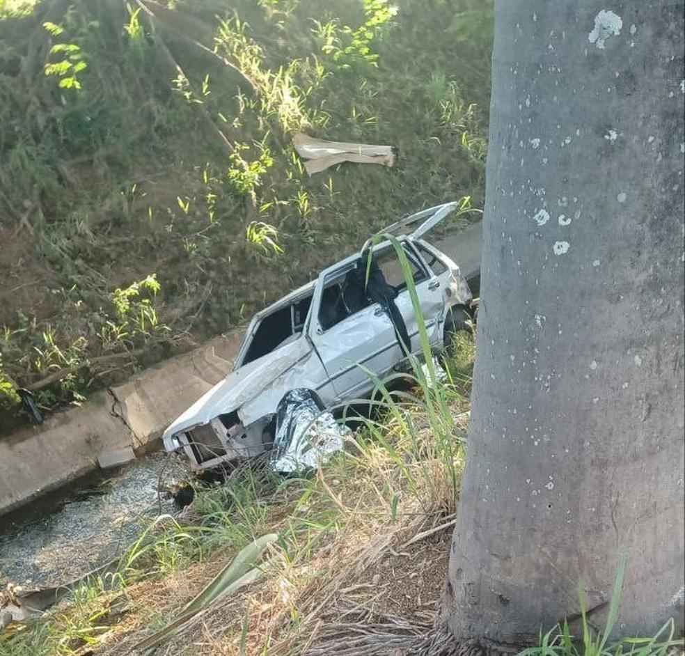 Jovem morre após capotar carro e cair dentro de córrego em Sete Lagoas - Bombeiros MG