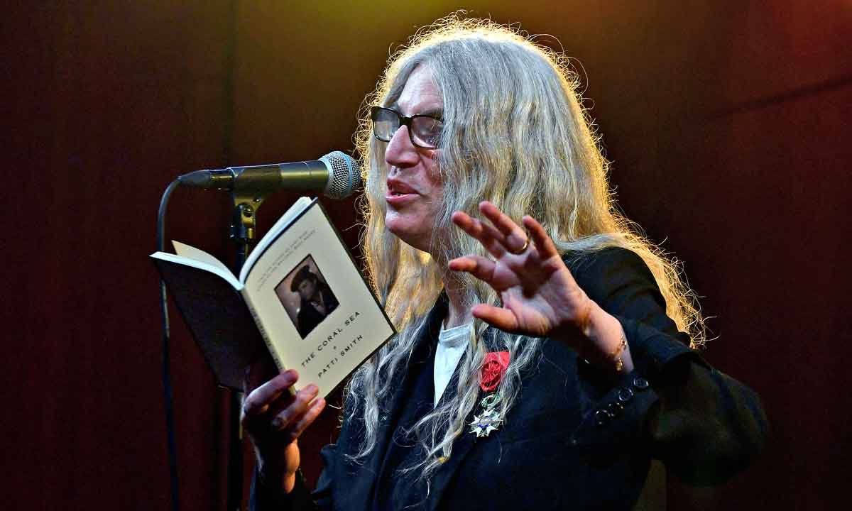 Patti Smith se emociona ao receber a Legião de Honra do governo francês - Andrea Renault/AFP