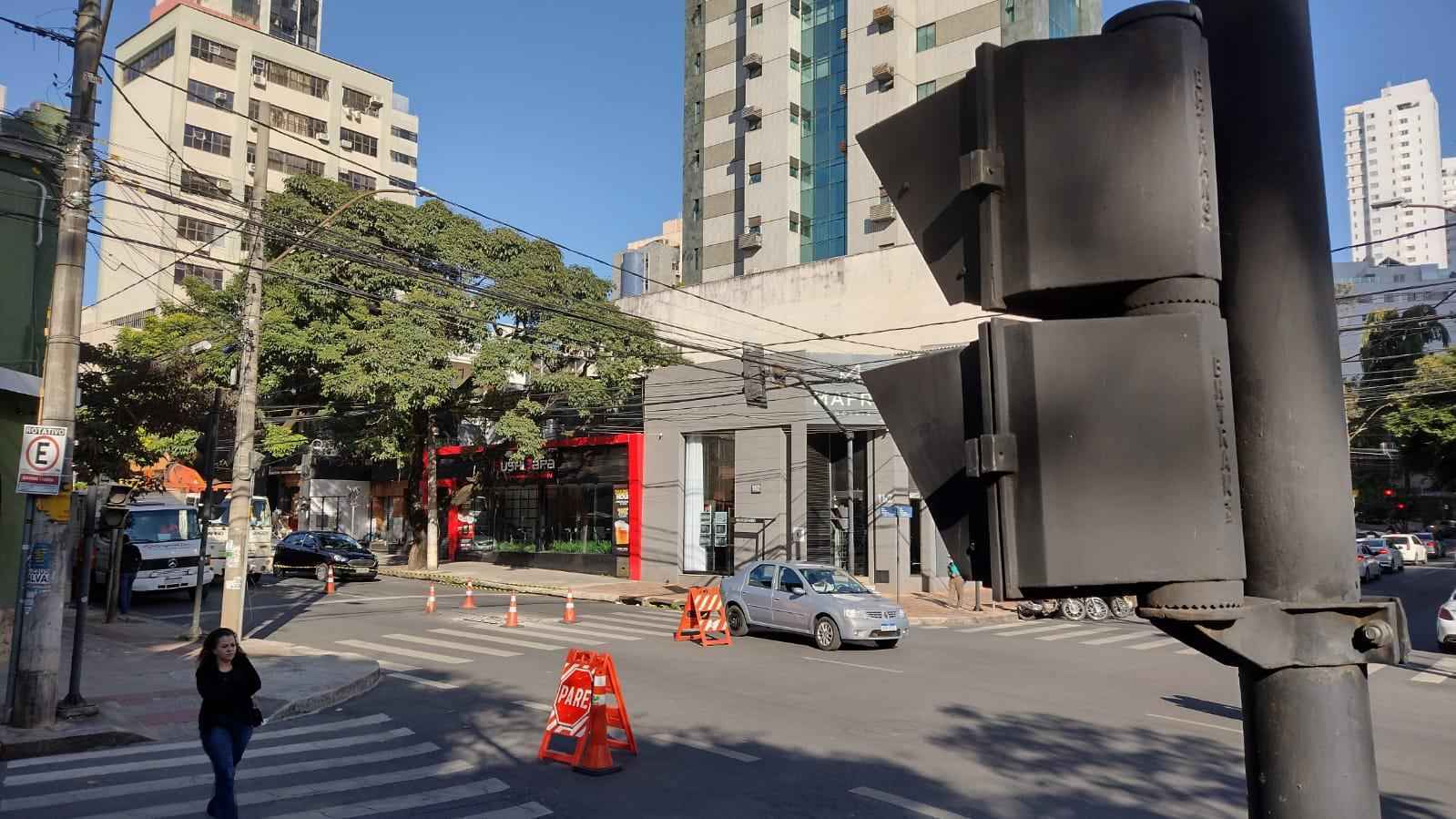 Tentativa de furto de cabos deixa semáforo apagado em BH - Edésio Ferreira/EM/D.A Press