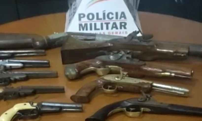 Casal é preso suspeito de comércio ilegal de armas em Ribeirão das Neves - PMMG