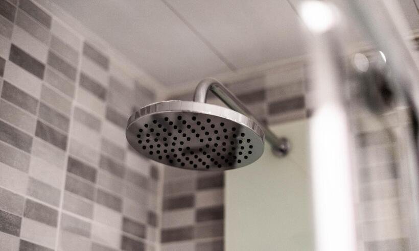 Chuveiros elétricos: saiba como usá-los e e não sobrecarregá-lo no frio - kevin Baquerizo/Unsplash
