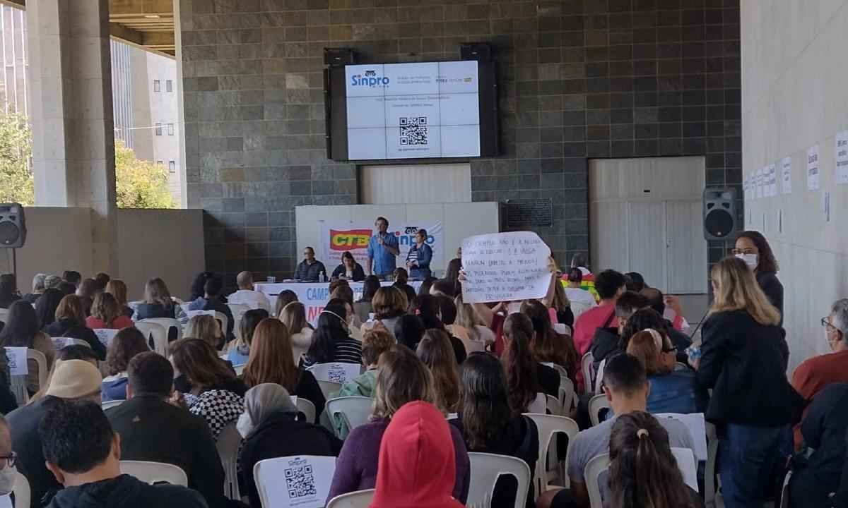 Professores de escolas particulares pedem reajuste salarial na ALMG - Edésio Costa/EM/D.A Press