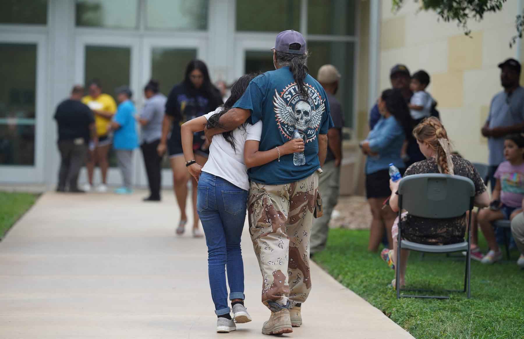 Jovem mata 18 crianças e três adultos em escola no Texas - Allison Dinner/AFP