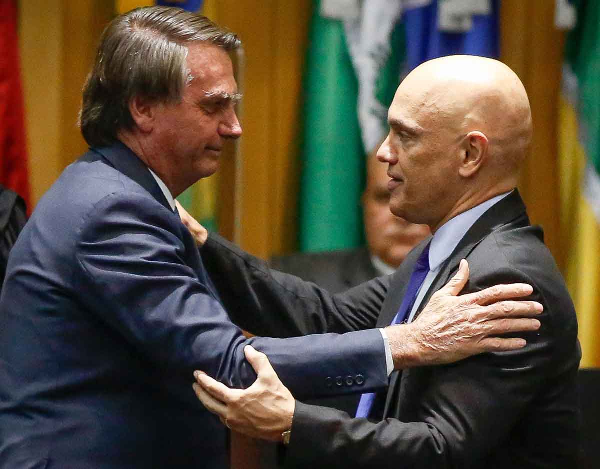 Bolsonaro continua insistindo para enquadrar Alexandre de Moraes - SERGIO LIMA/AFP