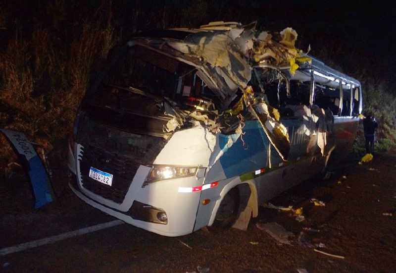 Acidente com carreta e ônibus mata três e fere 13 entre Itabira e Nova Era - Bombeiros MG