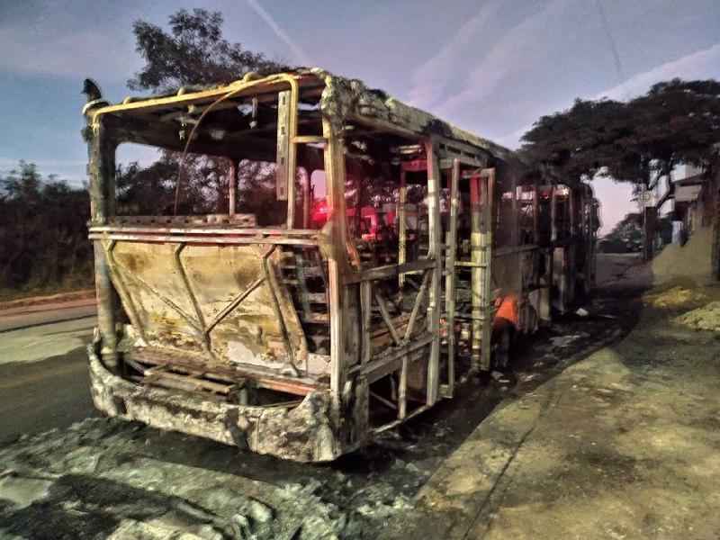 Homens colocam fogo em ônibus no Bairro Jaqueline em BH - SALA DE IMPRENSA CBMMG