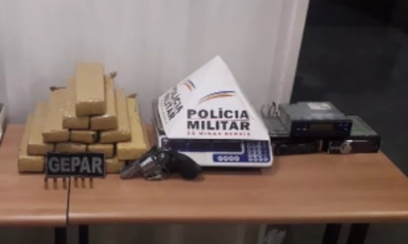 Polícia prende pai e filho por suspeita de tráfico de drogas em Betim - PMMG/Reprodução