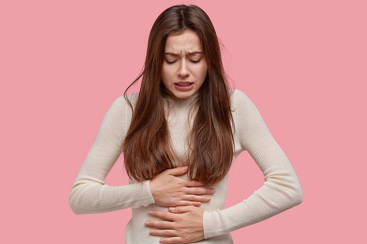 Jovem com dores na região abdominal por menstruação -  (crédito: Pixabay)