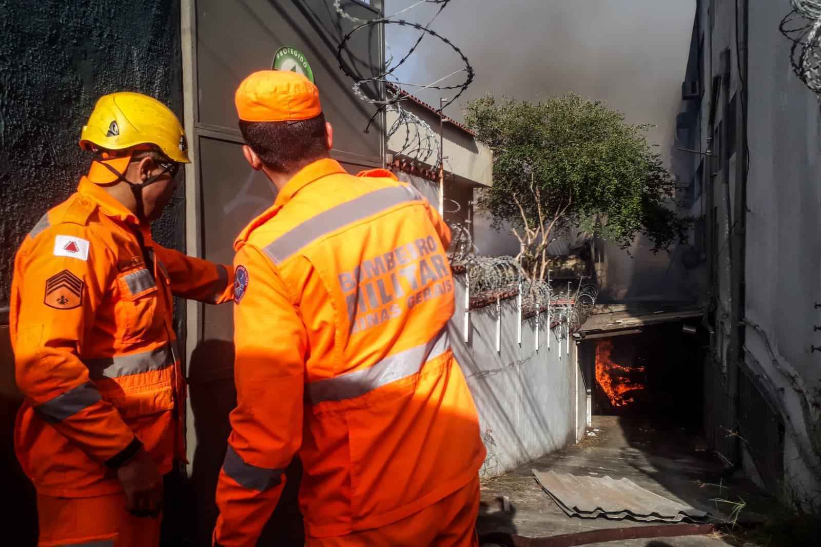 Incêndio atinge galpão no bairro Bonfim, em BH - Leandro Couri/EM/D.A Press