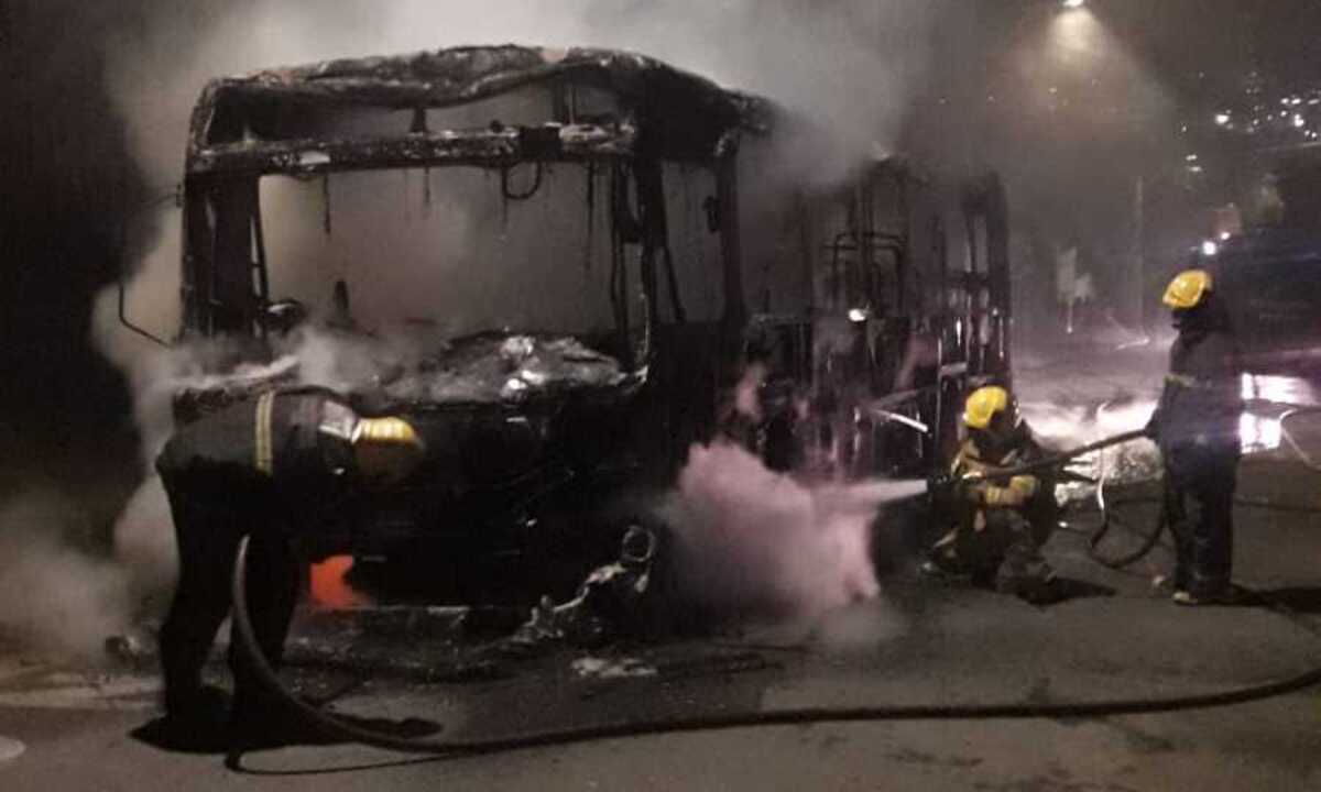 Dois ônibus são incendiados durante a madrugada em BH - CBMMG/Divulgação