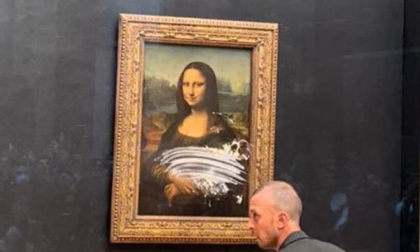 Quadro de Monalisa é atacado com bolo no Museu do Louvre, em Paris - Sergio Migliaccio / Twitter