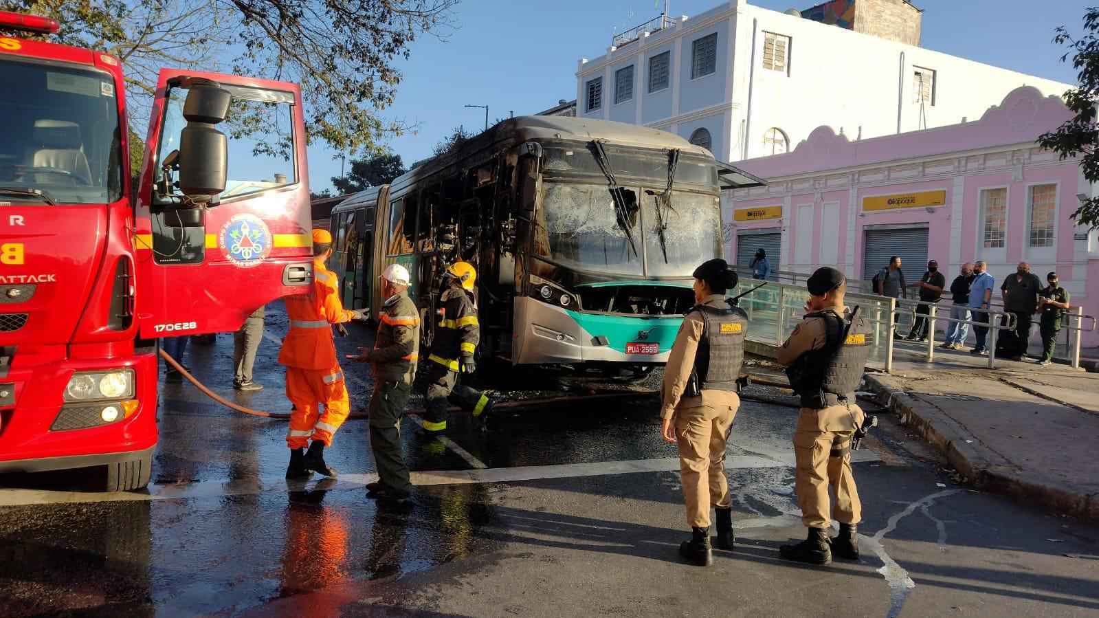 Vídeo: ônibus do Move pega fogo em BH - Edesio Ferreira/EM/D.A Press