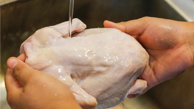 Bactérias: os perigos de lavar o frango antes de cozinhá-lo - Getty Images