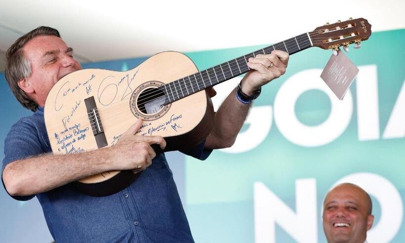 Bolsonaro defende cantores sertanejos que recebem milhões de prefeituras - ALAN SANTOS/PR