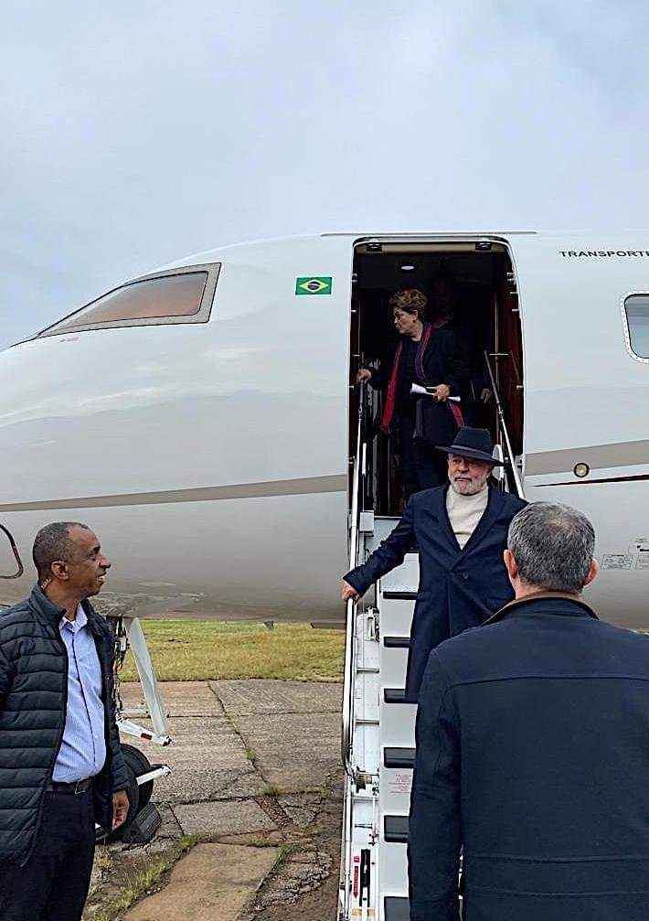 Lula chega de jatinho no RS e Ciro ironiza: 'Quanta elegância' - Reprodução/Twitter 