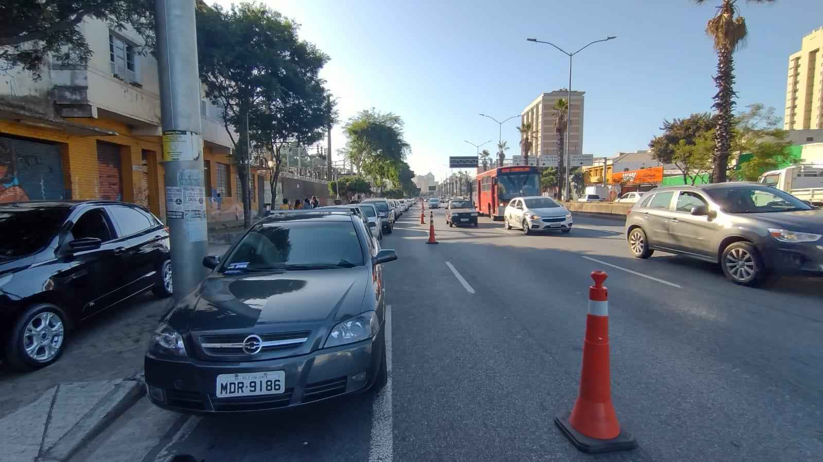 Motoristas fazem fila para abastecer carros com gasolina sem imposto - Edesio Ferreira/EM/D.A Press