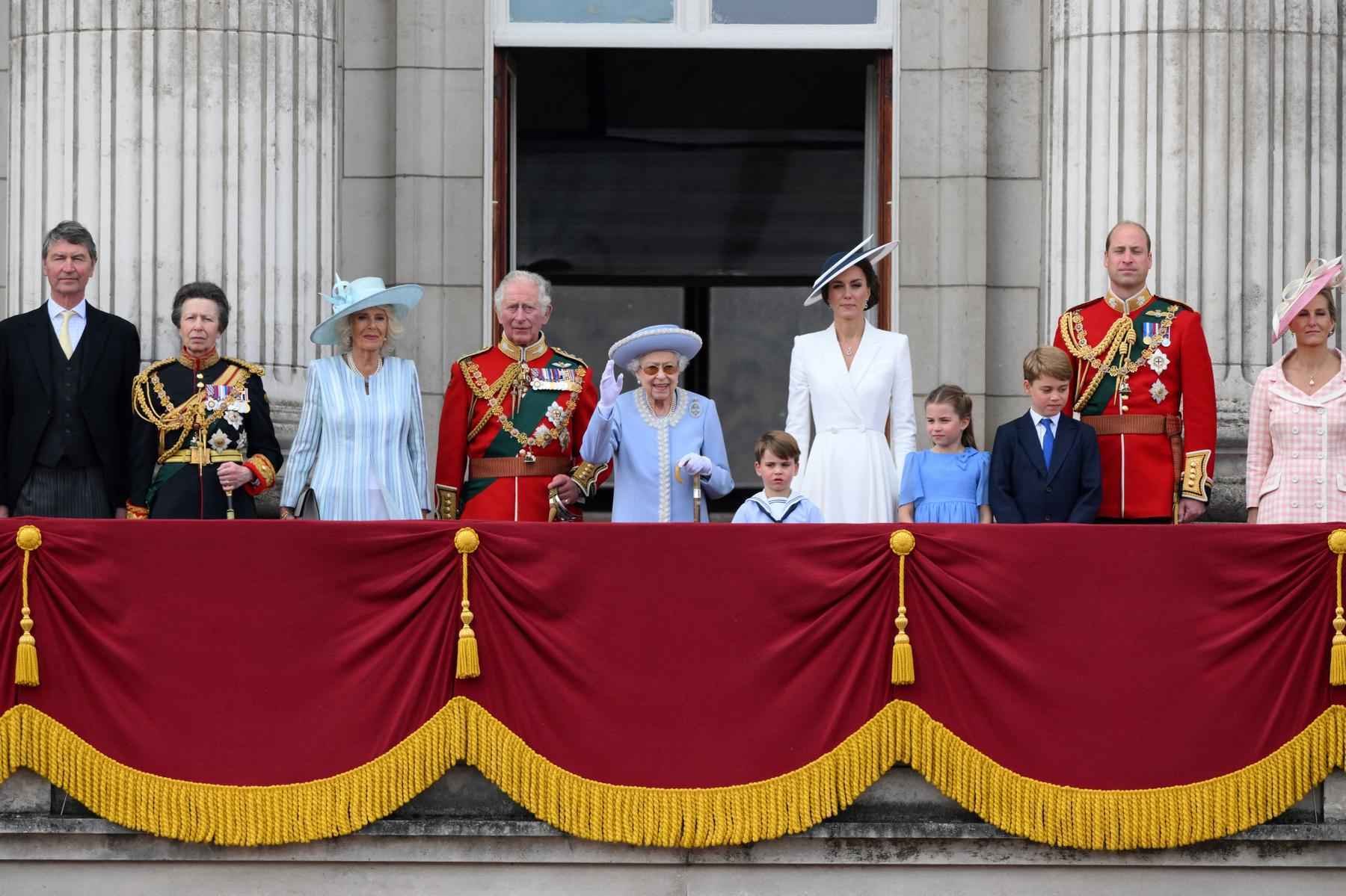 Elizabeth II aclamada no início da celebração do jubileu de platina - Daniel LEAL / AFP