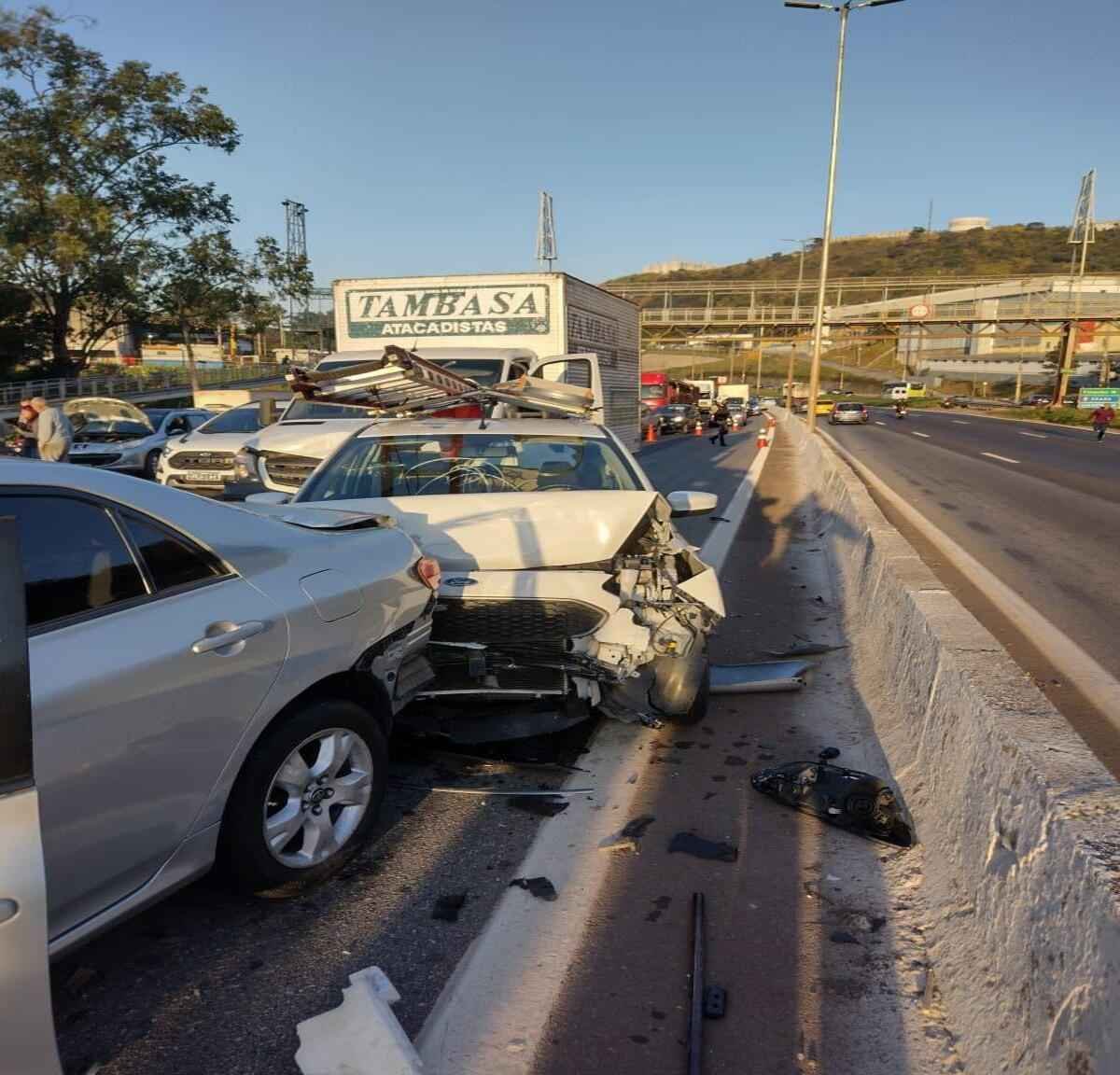 Engavetamento provoca congestionamento no Anel Rodoviário, em BH - Divulgação Polícia Militar Rodoviária