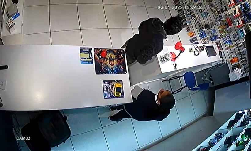 Câmeras de segurança flagram assalto a loja de eletrônicos em Igarapé - Reprodução