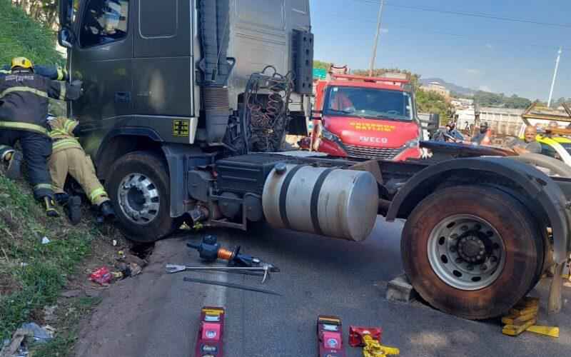 Motociclista tem perna amputada em acidente no Anel Rodoviário, em BH - Corpo de Bombeiros / Divulgação