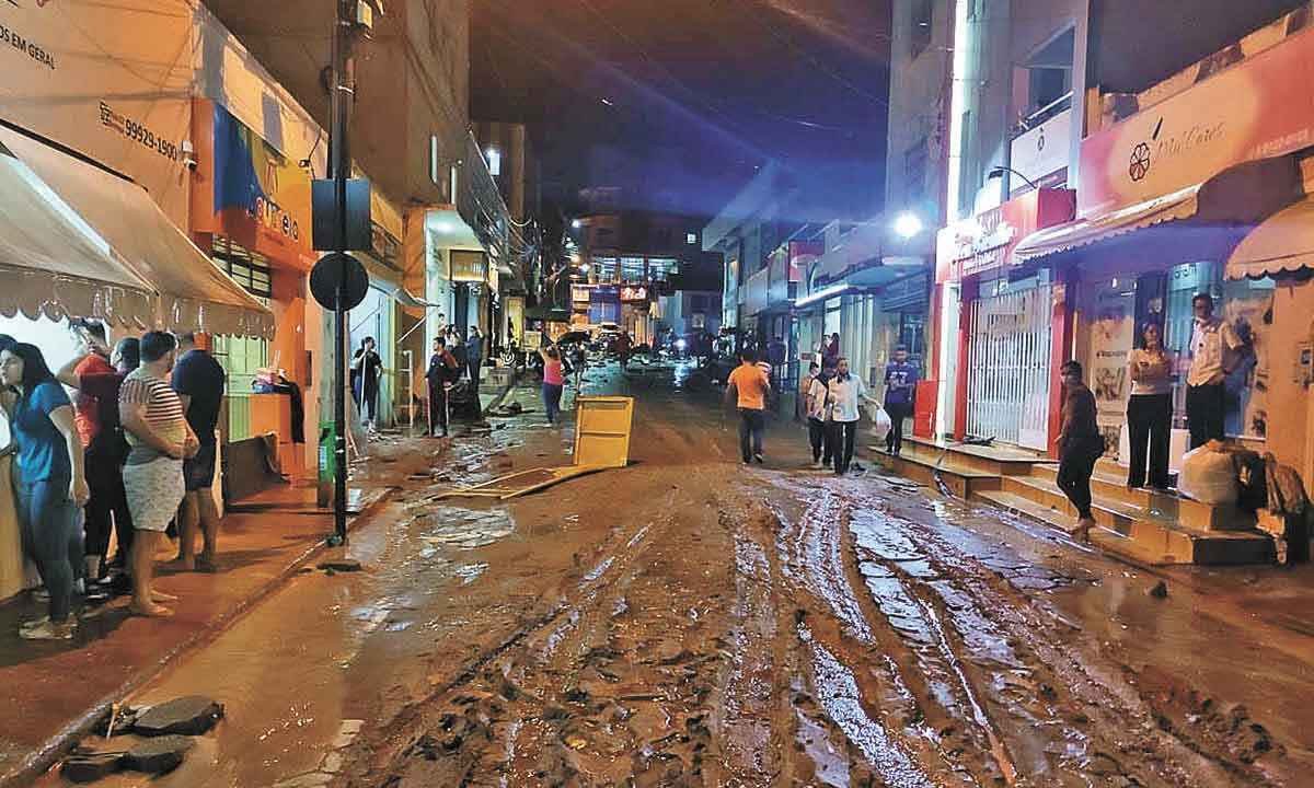 Municípios de MG em emergência por chuva pagam altos cachês a artistas - PREFEITURA DE CAPELINHA/FACEBOOK - 16/2/22
