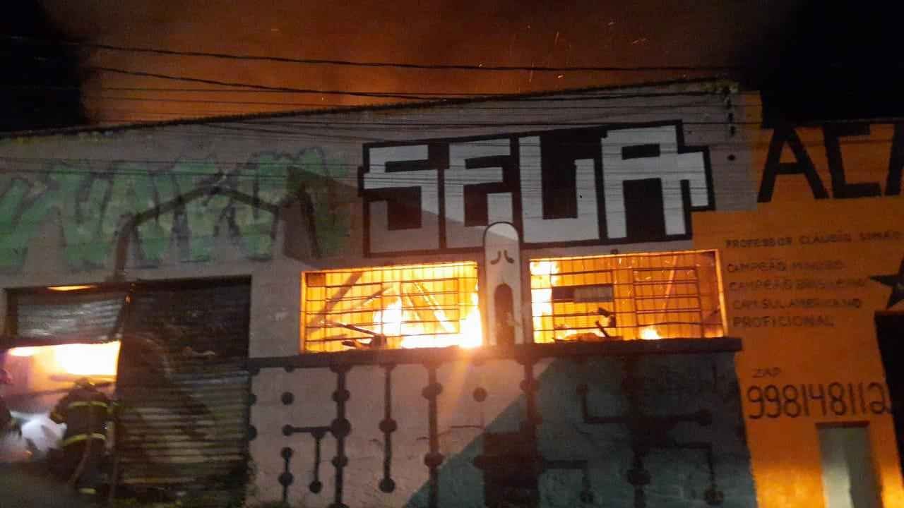 Incêndio consome galpão abandonado em Belo Horizonte - SALA DE IMPRENSA CBMMG