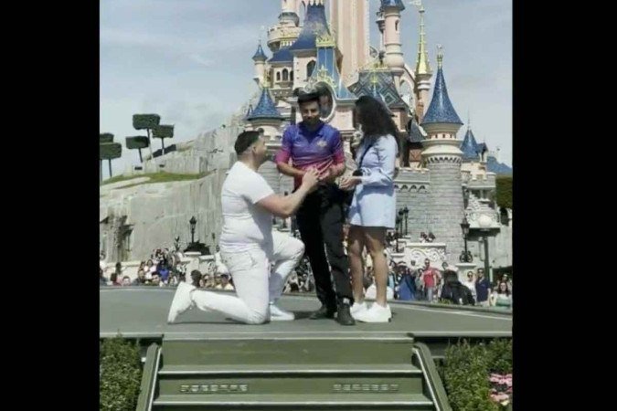 Disney: funcionário viraliza ao atrapalhar pedido de casamento em Paris - Reprodução/Twitter