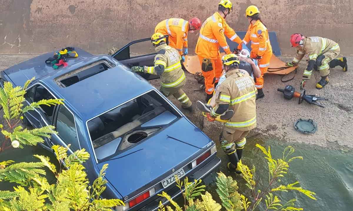 Carro cai dentro de canal de córrego em Montes Claros  - Corpo de Bombeiros/Divulgação