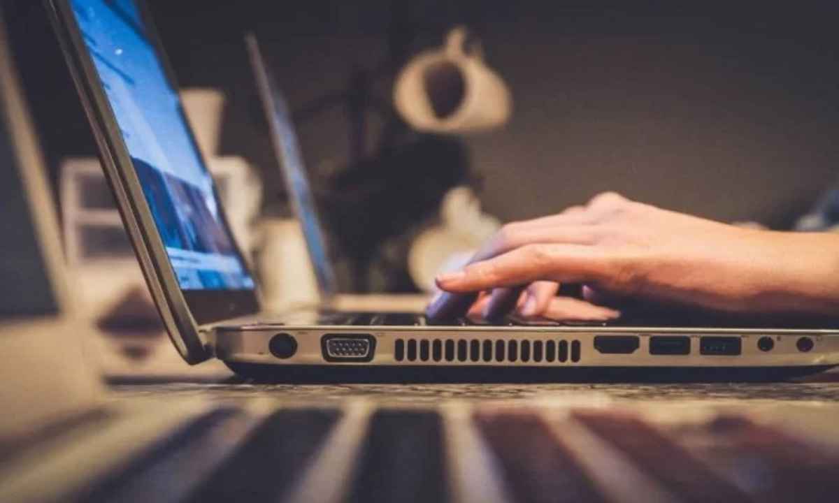 Repórter que denunciou esquema de fake news pró-Bolsonaro é ameaçado - John Schnobrich/Unsplash