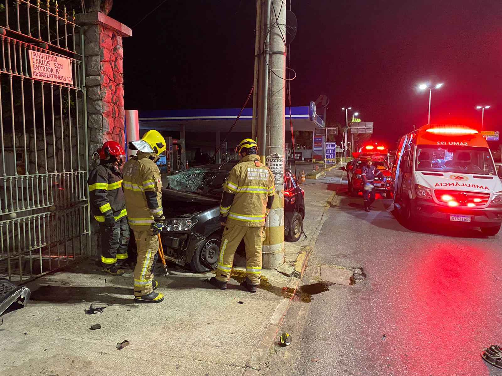 Carro bate em poste de energia na Avenida Antônio Carlos, em BH - SALA DE IMPRENSA CBMMG