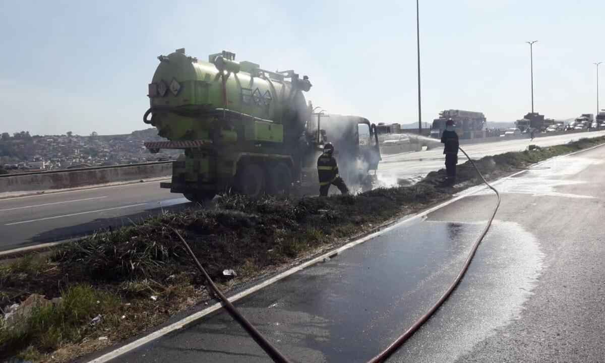 Incêndio atinge caminhão-tanque no Anel Rodoviário, em BH - CBMMG/ Divulgação