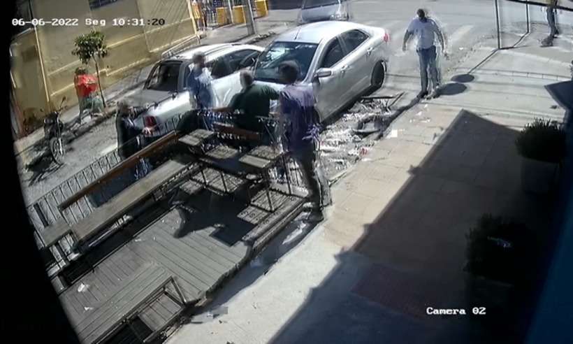 Vídeo: carro em alta velocidade bate em restaurante no Bairro Santa Tereza - Redes Sociais/Reprodução