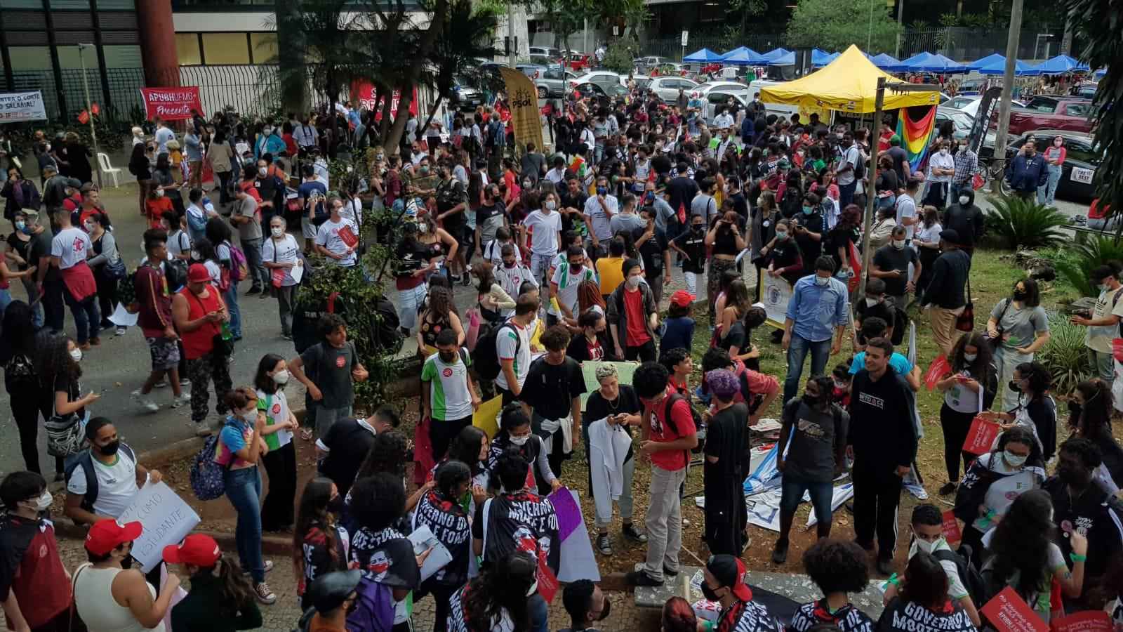 'Resistir para existir': professores e alunos da UFMG vão às ruas de BH - Túlio Santos/EM/D.A Press