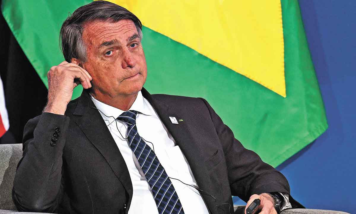 Bolsonaro apela a empresários para reduzirem preço para conter inflação - JIM WATSON/AFP