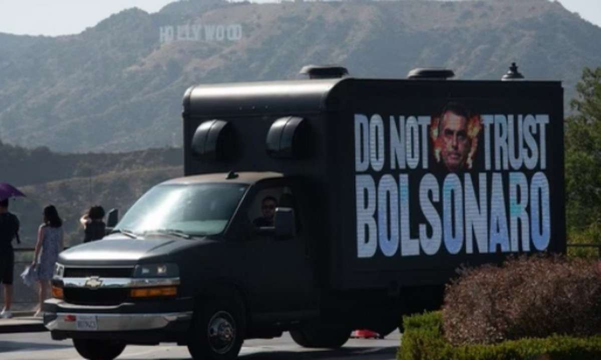 Bolsonaro: caminhões divulgam críticas ao presidente em Los Angeles - Reprodução Redes Sociais