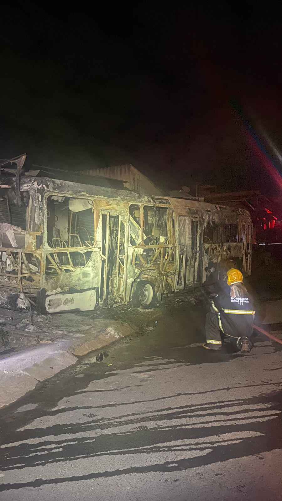 Ônibus é incendiado em Neves, desce rua desgovernado e fere idosos - SALA DE IMPRENSA CBMMG