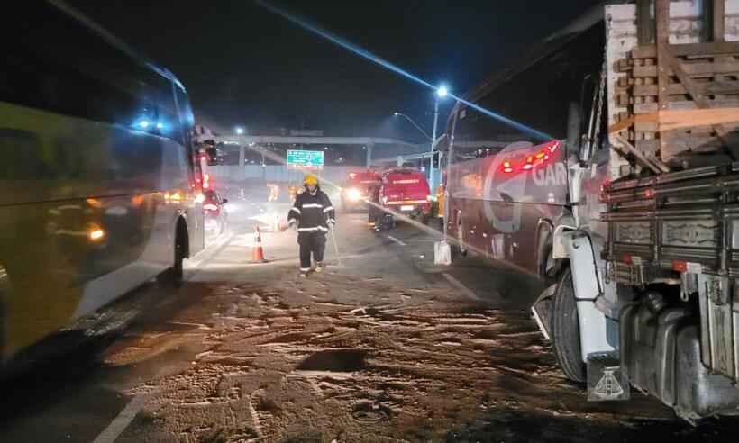 Batida entre carreta e ônibus derrama óleo na Via Expressa, em Betim - SALA DE IMPRENSA CBMMG