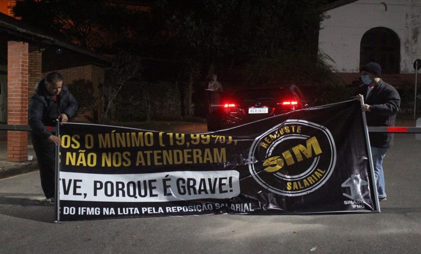 Servidores em greve trancam portões e alunos do IFMG Ouro Preto acionam PM - Sinasefe IFMG/Reprodução