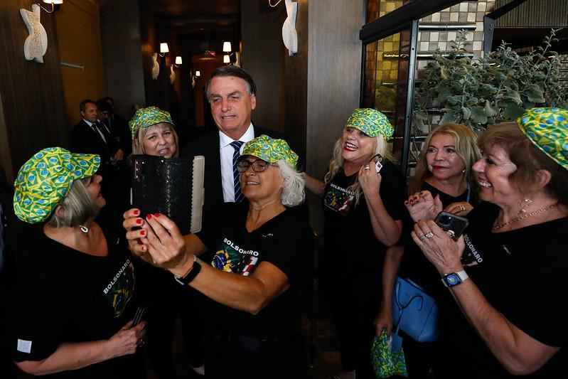 Bolsonaro é recebido por grupo de apoiadoras em Los Angeles - Alan Santos/PR