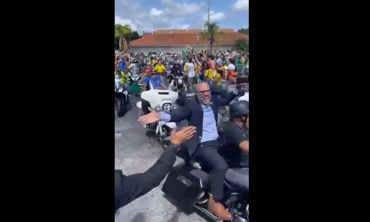 Foragido, Allan dos Santos participa de motociata com Bolsonaro nos EUA - Reprodução/Twitter Patriotas