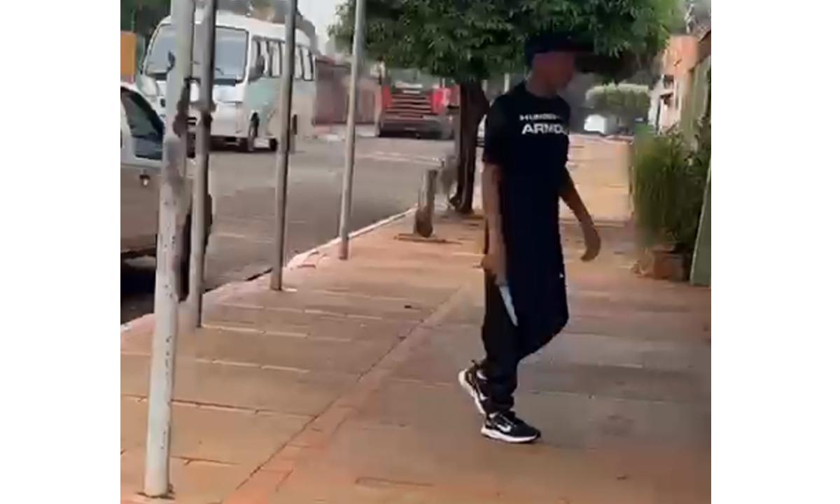 Vídeo: suspeito de tentar furtar caminhonete é flagrado correndo com faca - WhatsApp/Divulgação