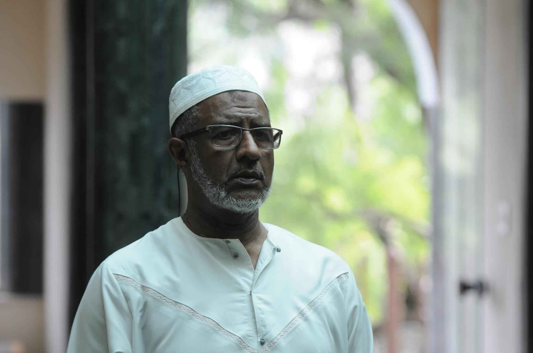 Sheikh limpa a mesquita em BH e fala da faxina 'na casa de Deus' - Leandro Couri/EM/D.A Press 